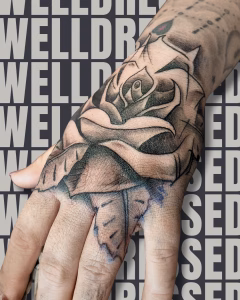 Detailaufnahme eines Fineline Handtattoos mit Rose im WELLDRESSED Tattoo Studio Zweibrücken